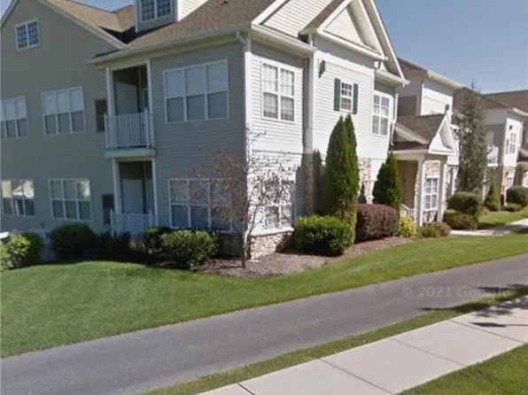 1007 Old Course Ln, Easton, PA 18042