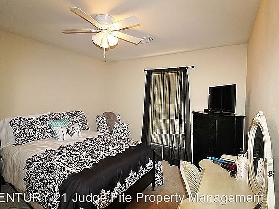 5th image of 1122 Douglas Dr