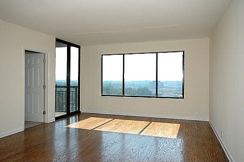 5th image of 3481 Lakeside Dr NE