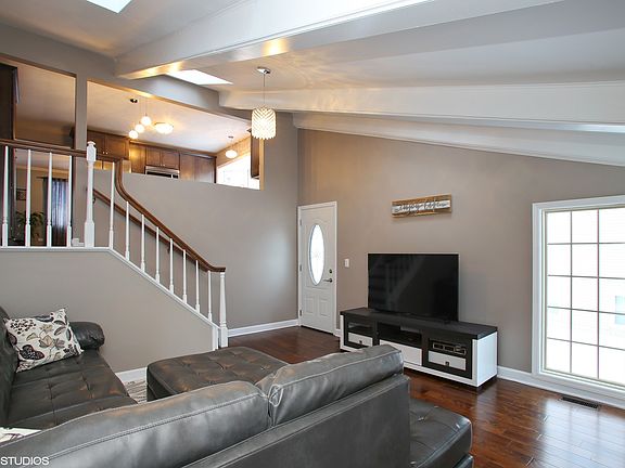 4th image of 254 Edgewater Ct