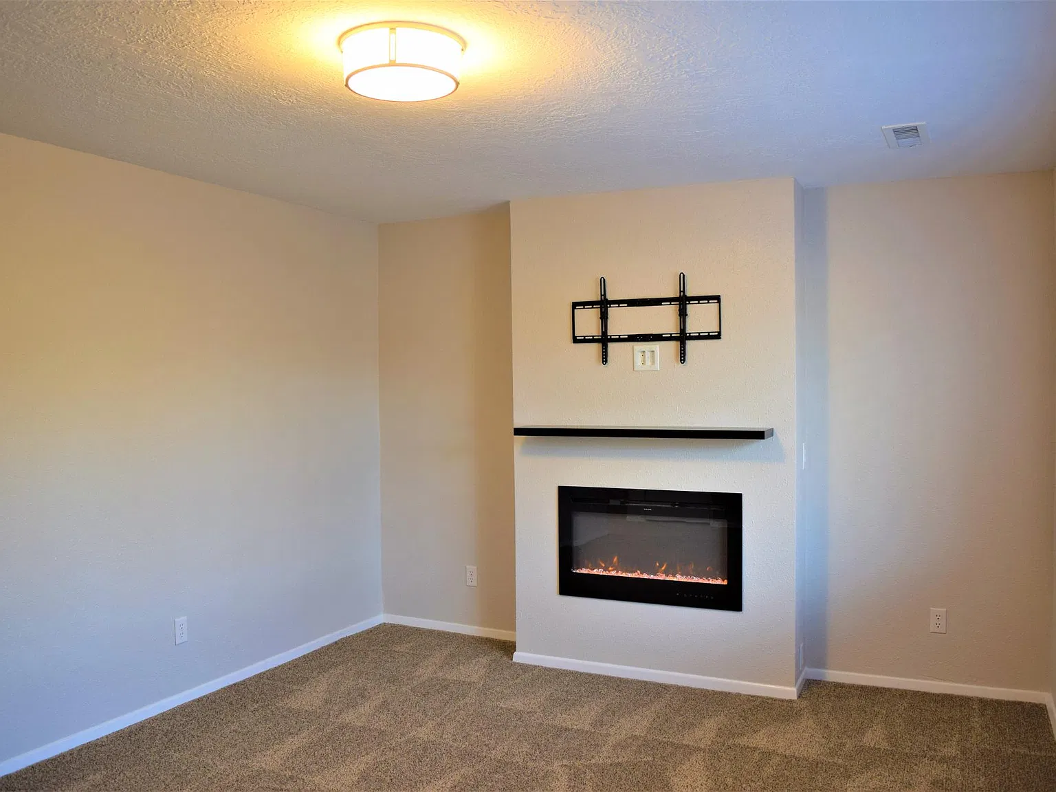 2 bed, 900 sqft, $1,900 — Photo 2
