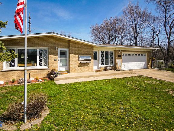 2nd image of 204 N Arquilla Dr