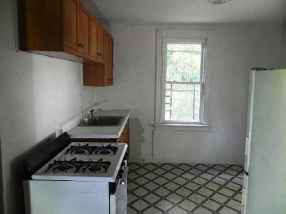 2nd image of 121-123 Chestnut St