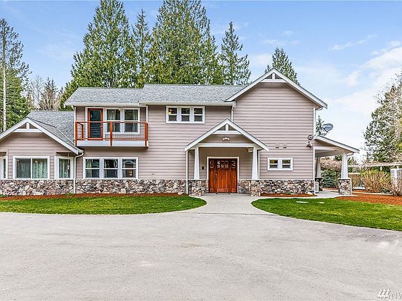 2774 Sq Ft custom built home in 2005 by Terhune Homes. Main floor master bedroom and en-suite. 2 bedrooms upstairs and full in h