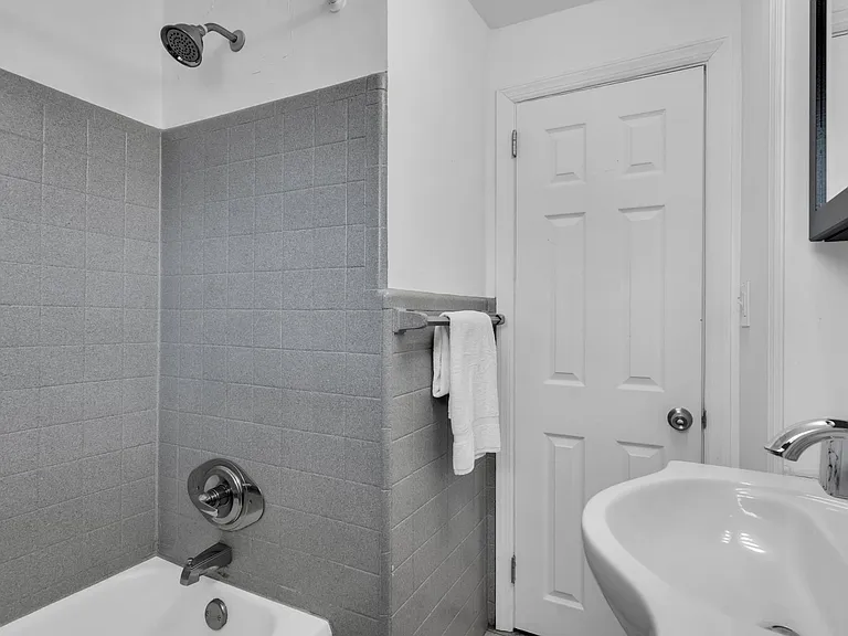 Maple Court Apartments — Photo 29