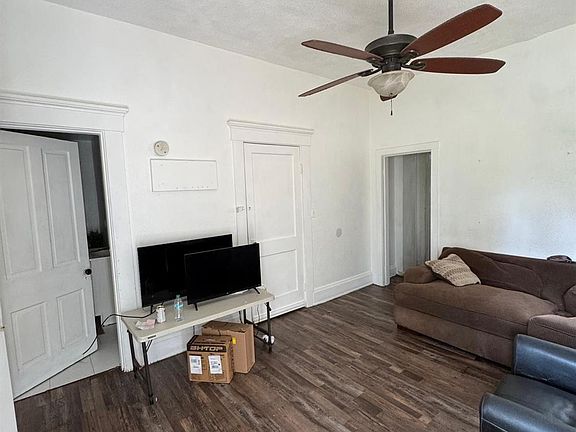 3rd image of 934 Dayton St