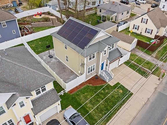 5th image of 515 Pleasant St