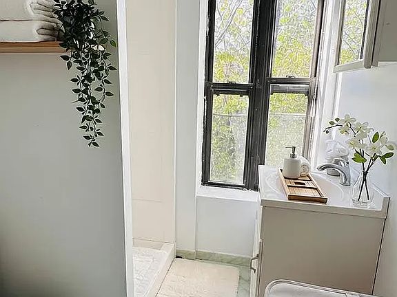 5th image of 518 E 6th St APT 12A