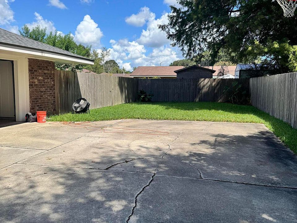 2nd image of 305 E Butcher Switch Rd