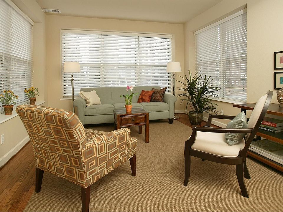 1st image of 5621-5631 Pershing Ave #32