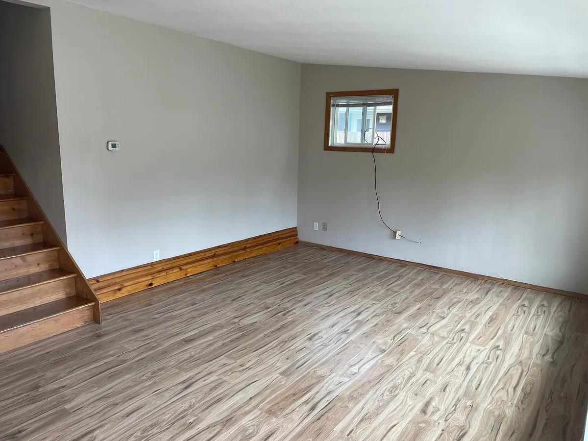Building Photo - 307 Cardinal Cres