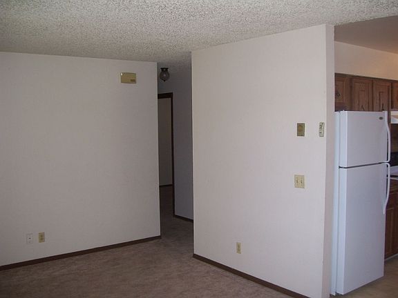 3rd image of 220 Applewood St