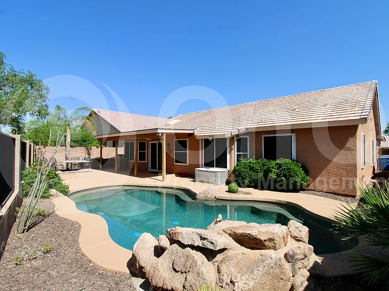 913 E Gary Ln — Photo 25