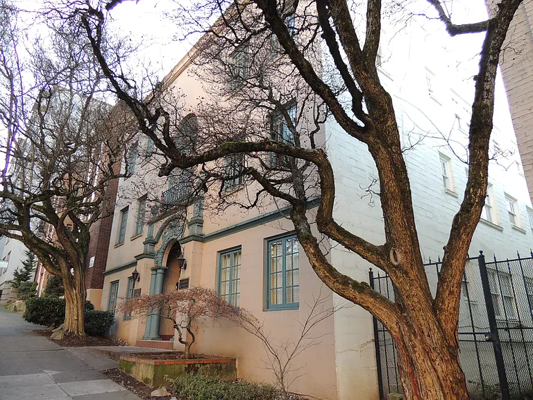 Charmain Apartments — Photo 7