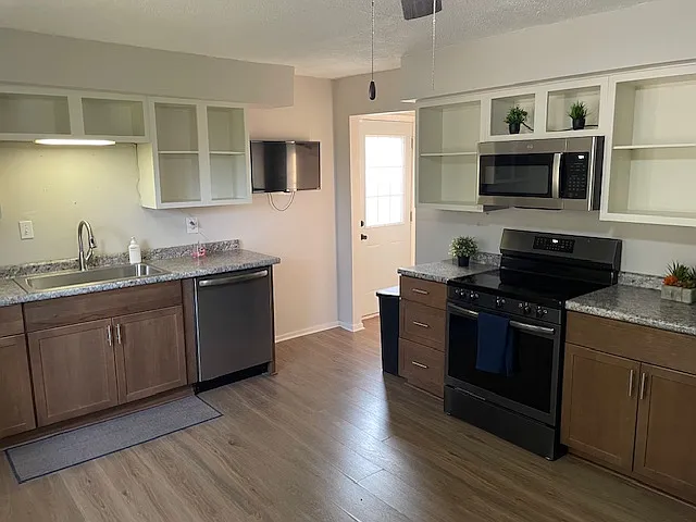 3 bed, 1.0 bath, 1300 sqft, $1,450 — Photo 3
