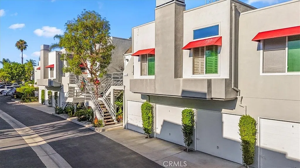 2 bed, 942 sqft, $3,100 — Photo 2