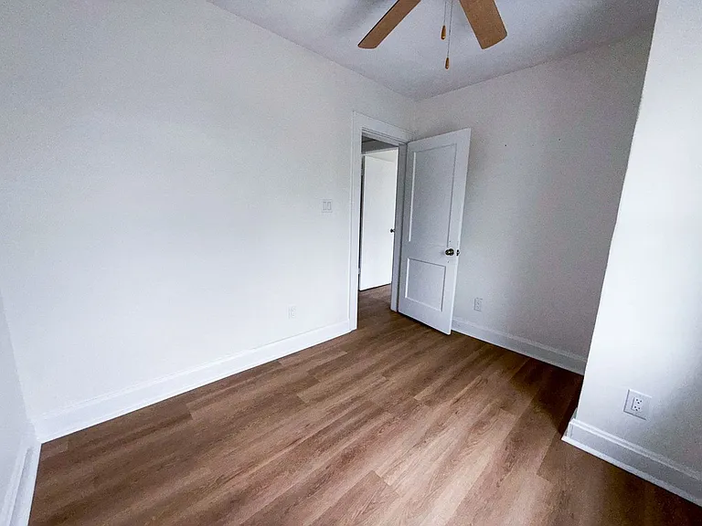 2143 Leonard Ave — Photo 13