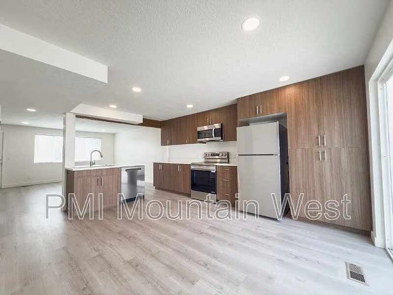 2 bed, 1.0 bath, 1216 sqft, $1,695 — Photo 3