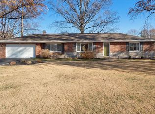 9446 Deves Dr, Saint Louis, MO 63126