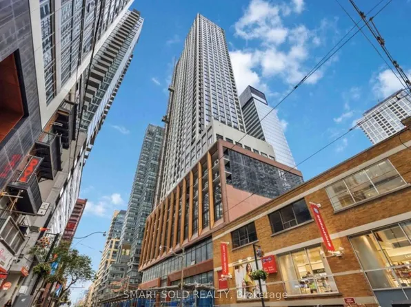 400 King St W, Toronto, ON