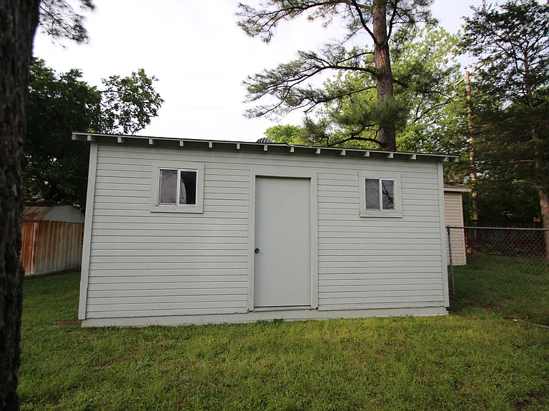 1415 W Crawford St — Photo 32