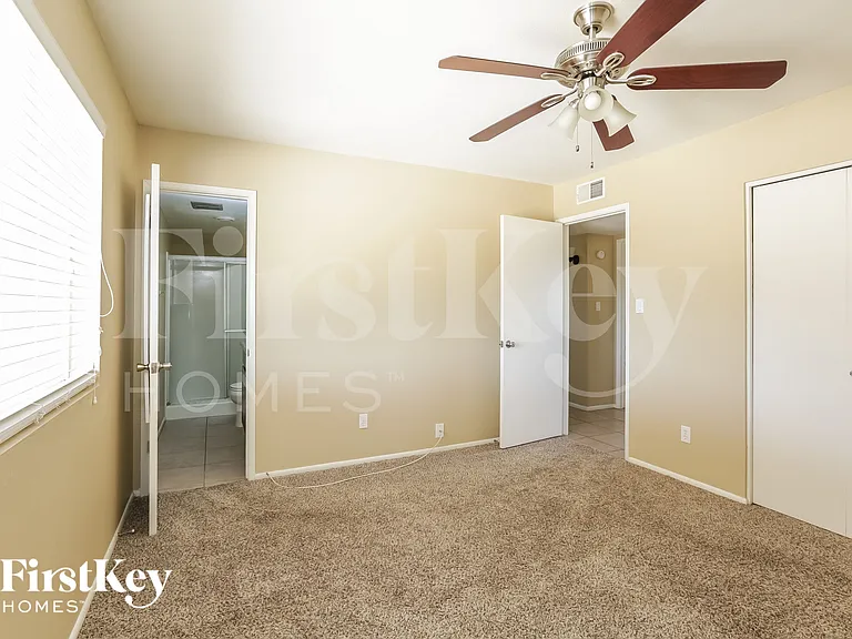 1633 W Charleston Ave — Photo 12