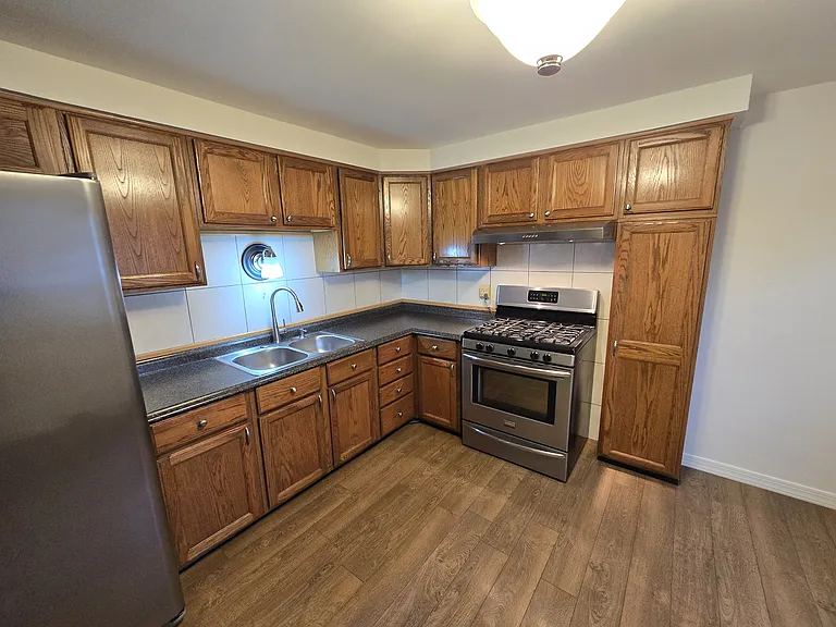 Kitchen Cabinets & Counter Top