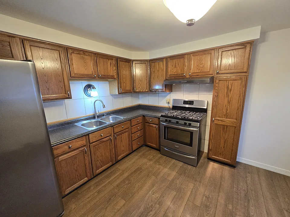 Kitchen Cabinets & Counter Top