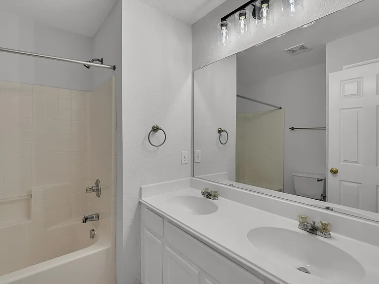 712 Riverhead Dr — Photo 30