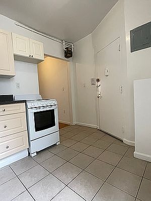 3rd image of 416 W 56th St APT 18