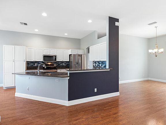 4th image of 427 NW Dover Court