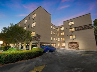 5220 Oakton St APT 103, Skokie, IL 60077