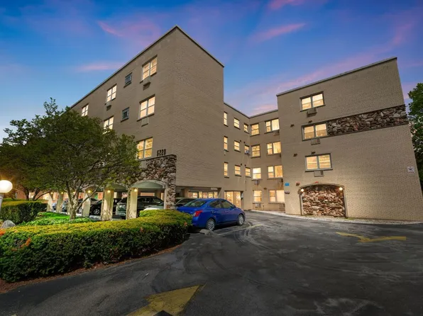 5220 Oakton St APT 103, Skokie, IL 60077