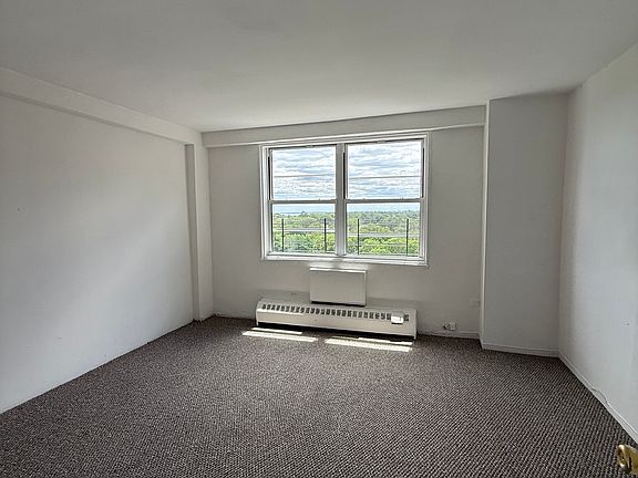 5th image of 700 Victory Blvd APT 18