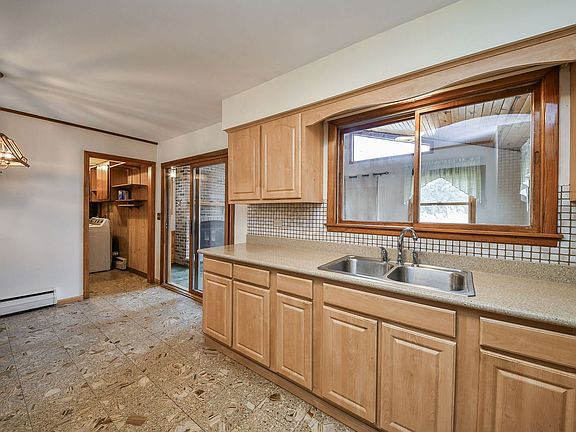 5th image of 11611 Douglas Ave