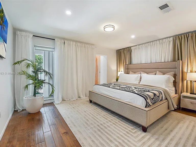5910 N Bayshore Dr — Photo 21
