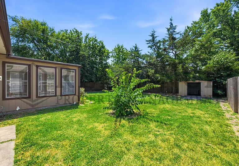 2103 W Columbine Ln — Photo 5