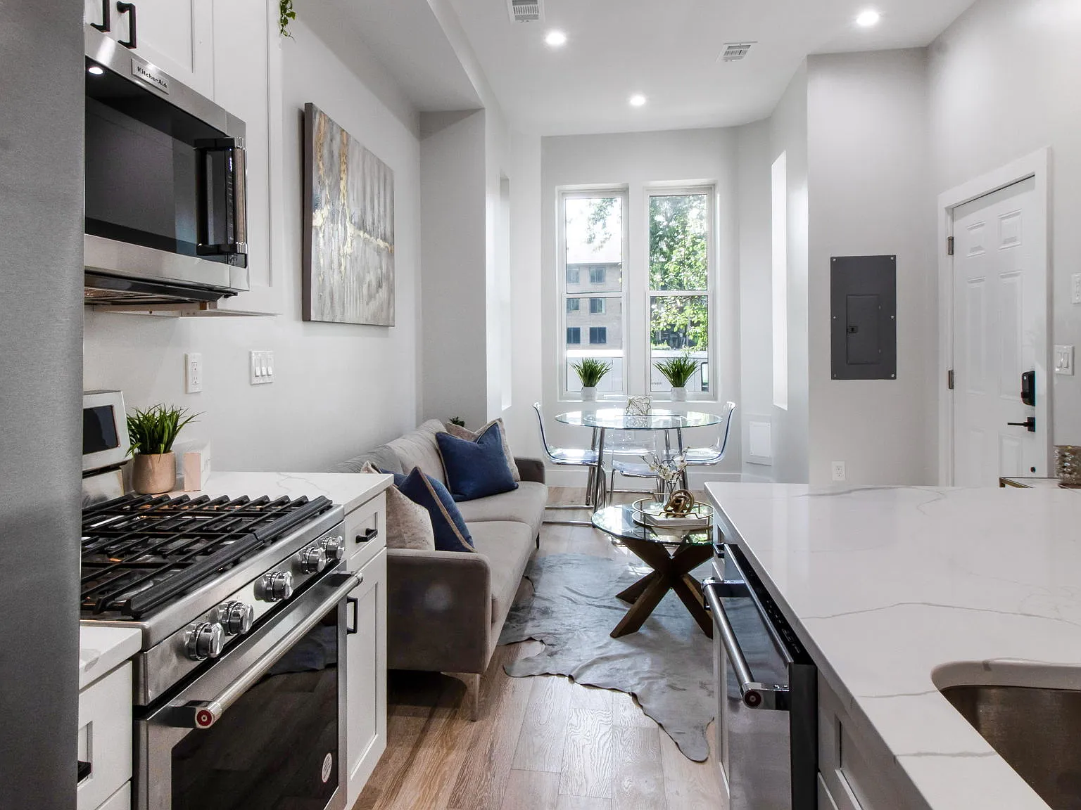 2 bed, 892 sqft, $3,650 — Photo 3