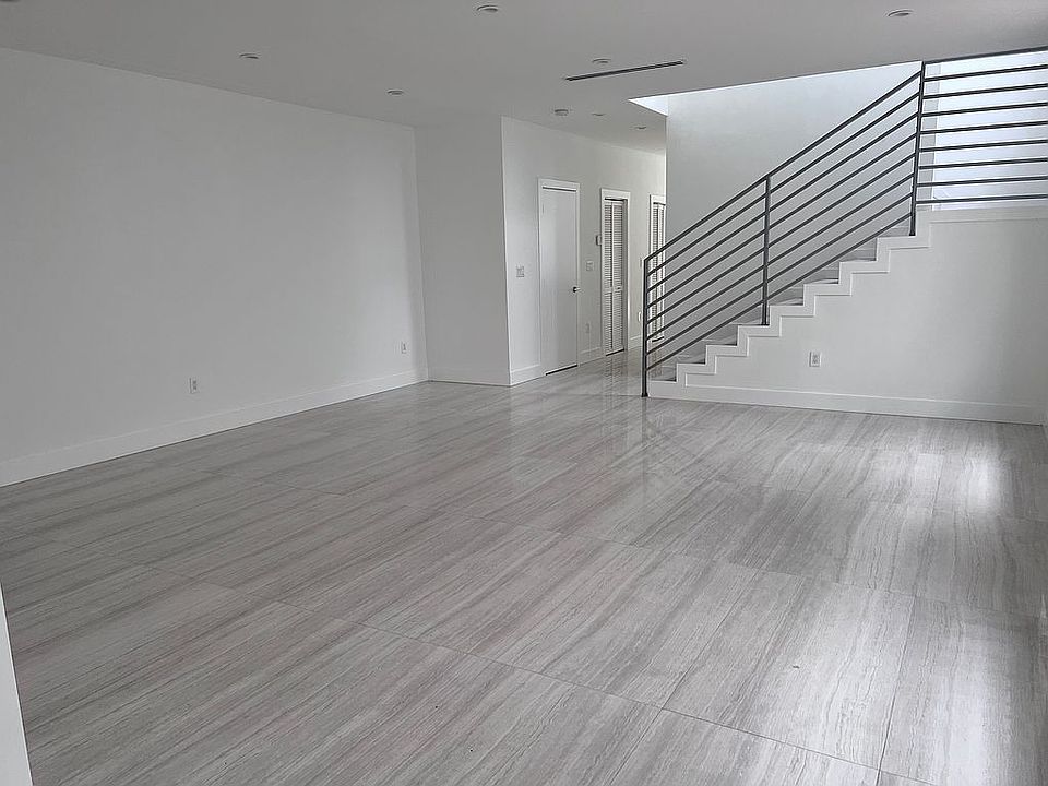 Entry/living room