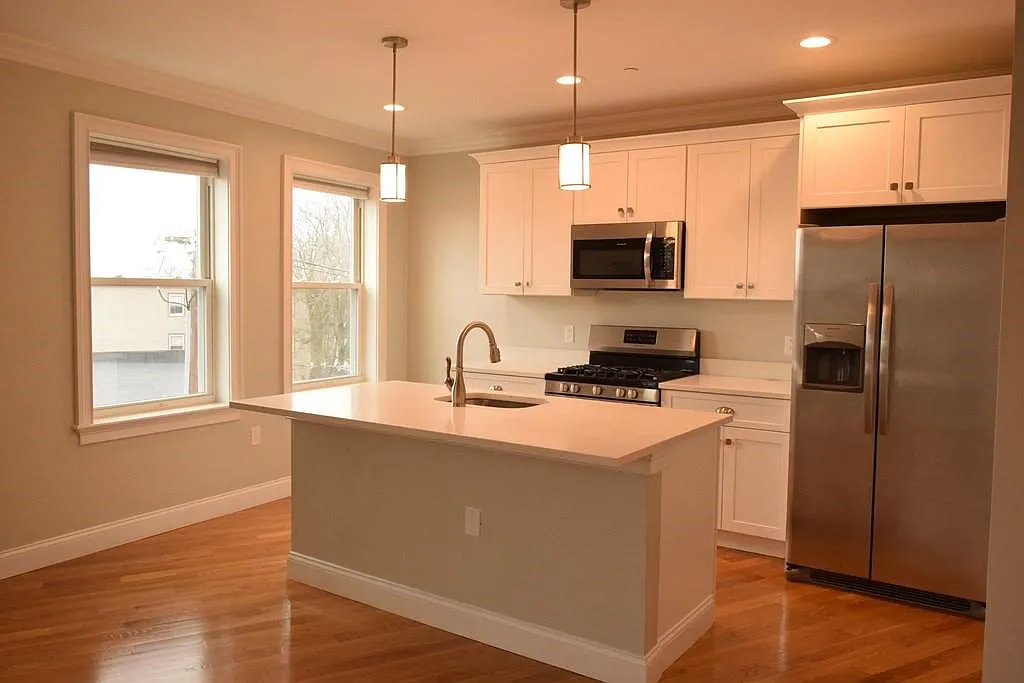 2 bed, 1.5 bath, 900 sqft, $2,850 — Photo 2