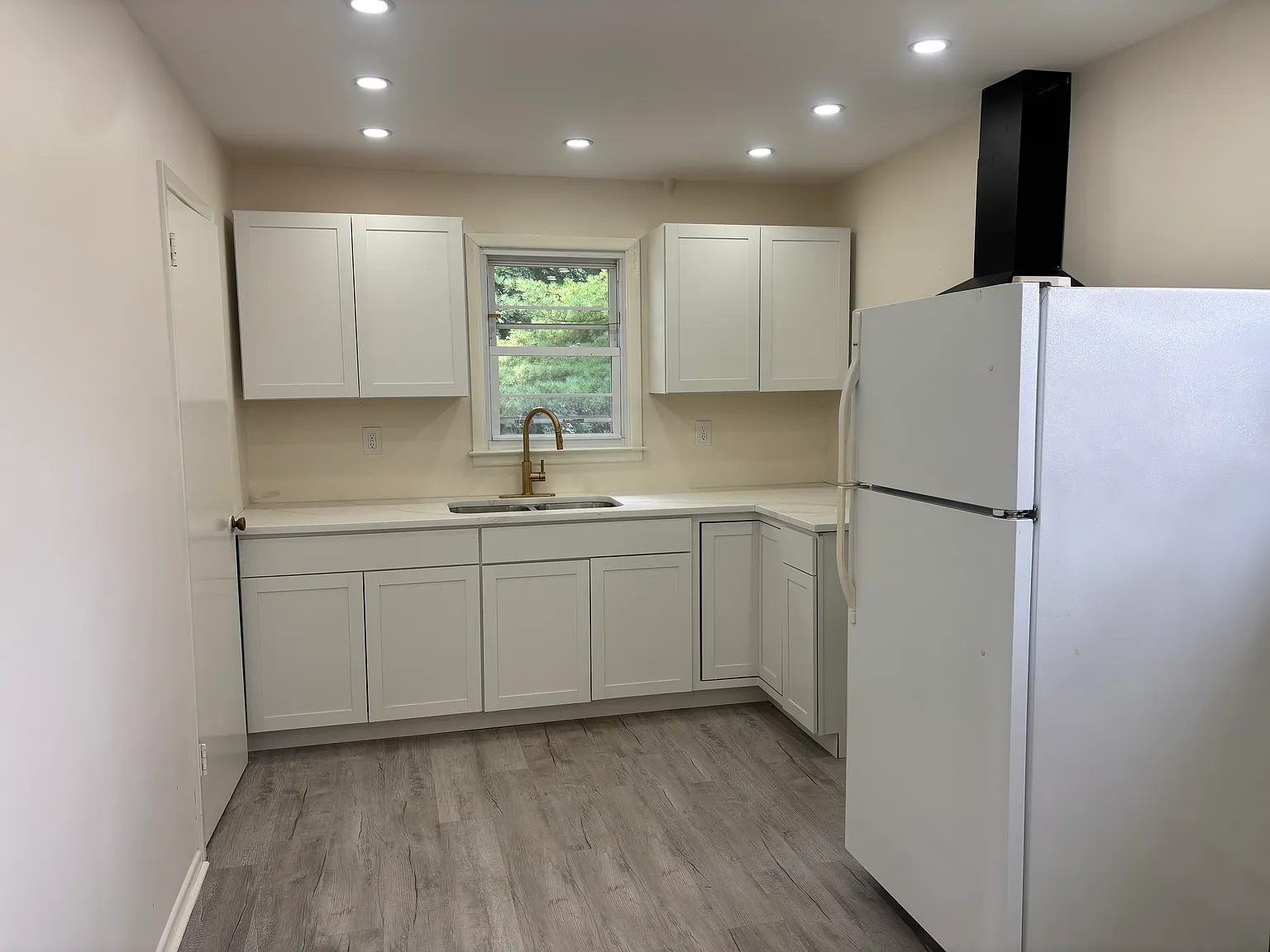 3 bed, 1200 sqft, $3,300 — Photo 2
