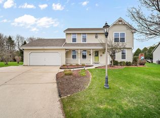 938 Chesterwood Ct, Pewaukee, WI 53072