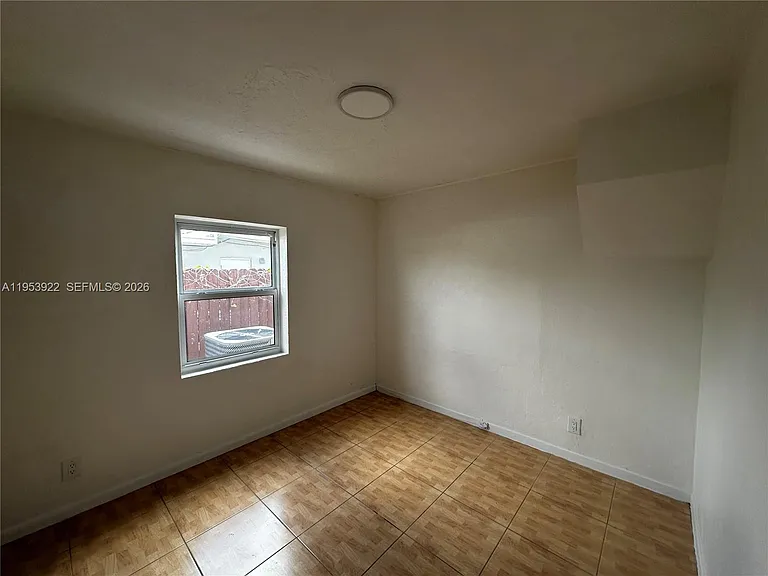 350 W 34th St — Photo 17