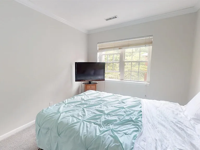 133 Lake Shore Rd #4 — Photo 10