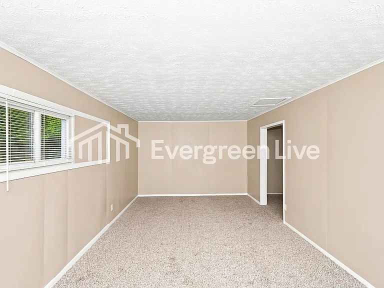 5543 E 42nd St — Photo 15