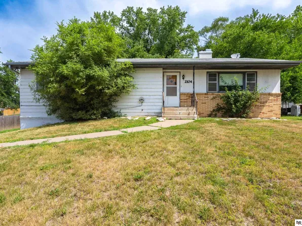 2104 Tulip Ln, Bellevue, NE 68005
