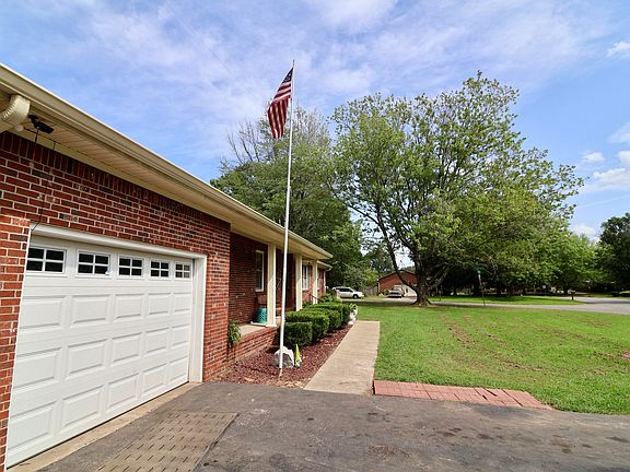 2nd image of 1900 Gatesborough Cir