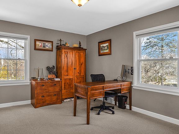 4th image of 373 Flora Pl