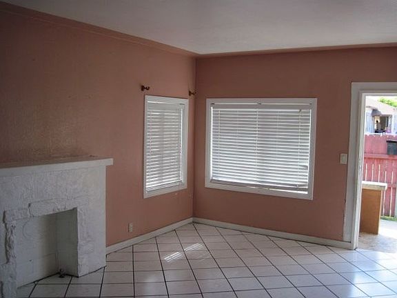 5th image of 2689 Parker Ave