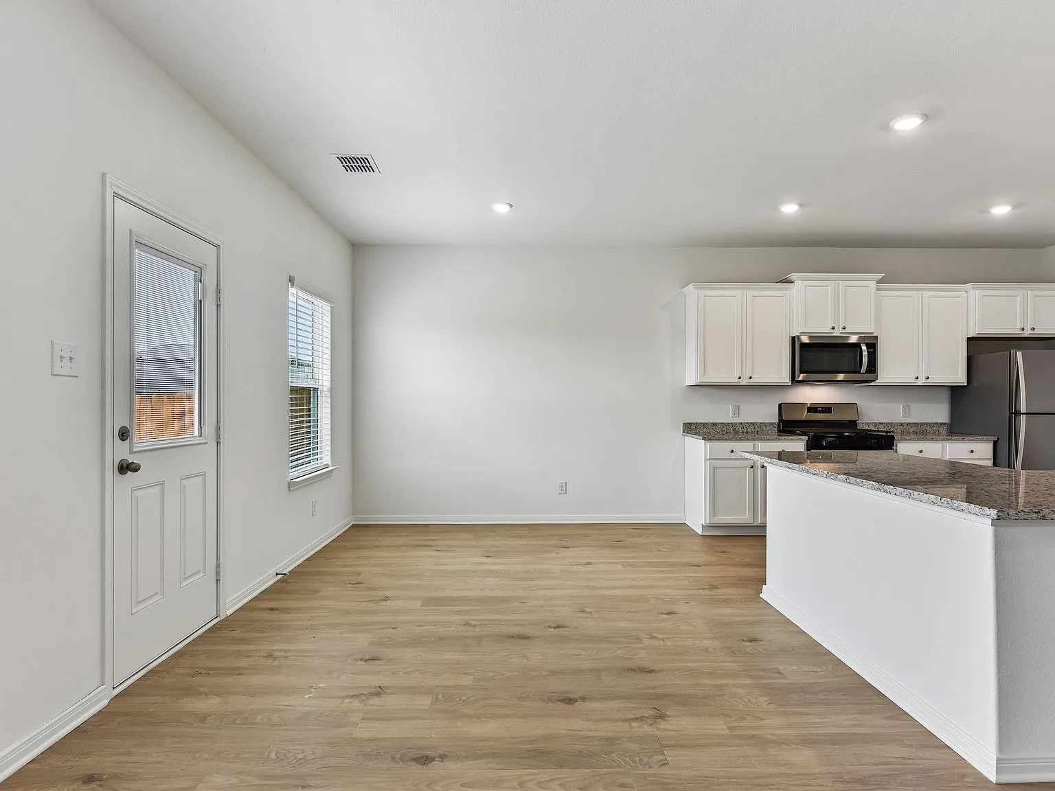 4 bed, 2.5 bath, 2356 sqft, $2,545 — Photo 4
